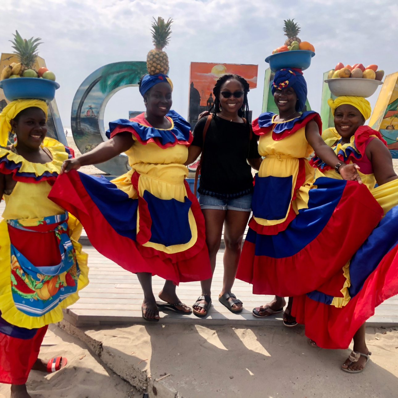 Taking a pic with Palenqueras in Colombia